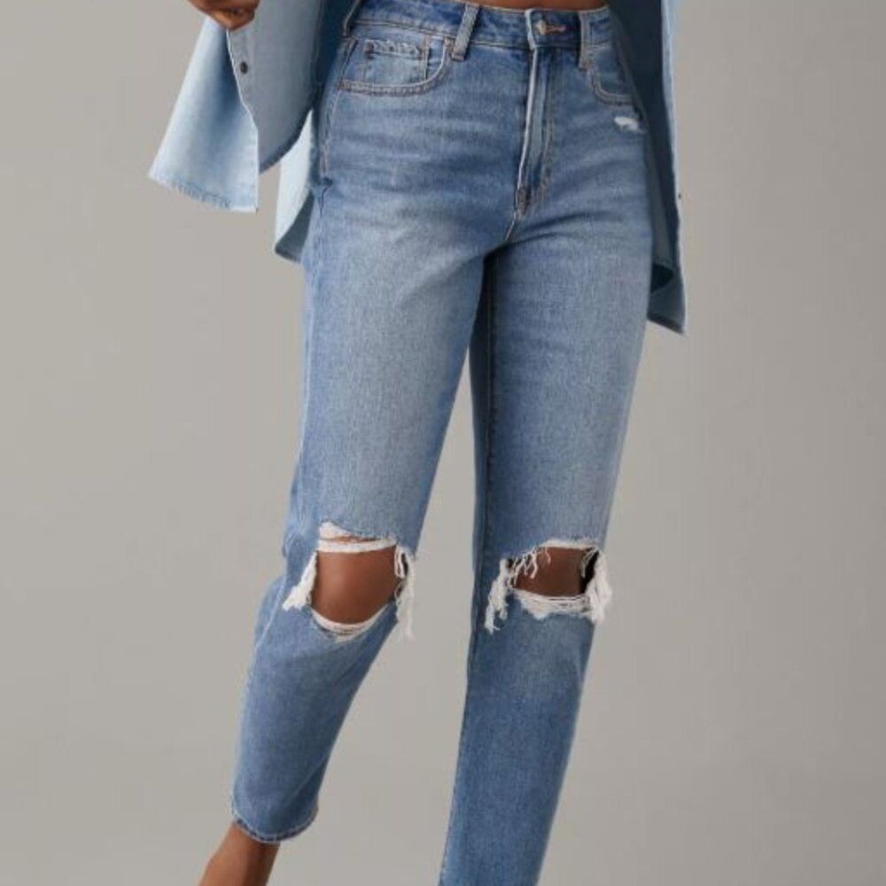 AMERICAN EAGLE Size 4 Regular Mom Jeans Distressed Raw Back Hem Medium Wash